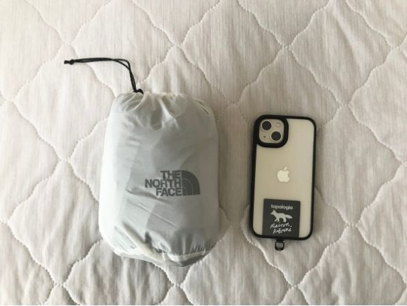 ノースフェイス コンパクトジャケット NP72530をパッカブルに畳んでiphoneと並べた様子