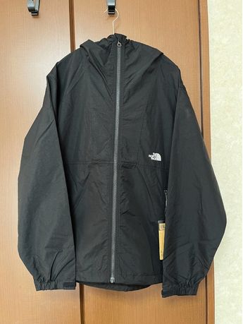 ノースフェイス コンパクトジャケット NP72530 ブラック メンズサイズをハンガーにかけた全体写真