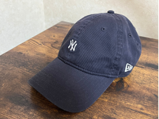 ニューエラ9TWENTYネイビーキャップとアニエスベー白Tシャツの夏のカジュアルコーデ置き画