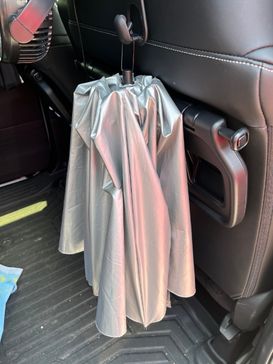 車内のシートフックに畳まず吊り下げたモンベルのサンブロックアンブレラ55