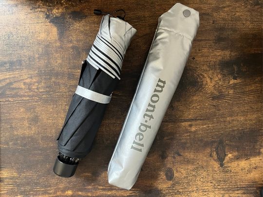 モンベルのトレッキングサンブロックアンブレラ55本体とシルバーの収納ケース