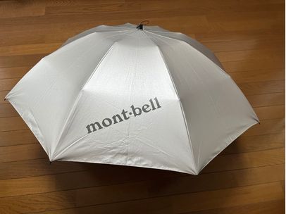 開いた状態のモンベル トレッキングサンブロックアンブレラ55のシルバーの表面