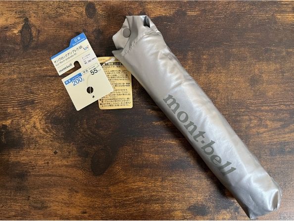 モンベルのトレッキングサンブロックアンブレラ55のパッケージとタグ