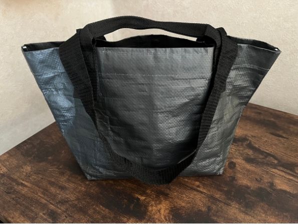 長さの異なる2種類の持ち手がついた無印良品のポリプロピレンたためるミニトートバッグ