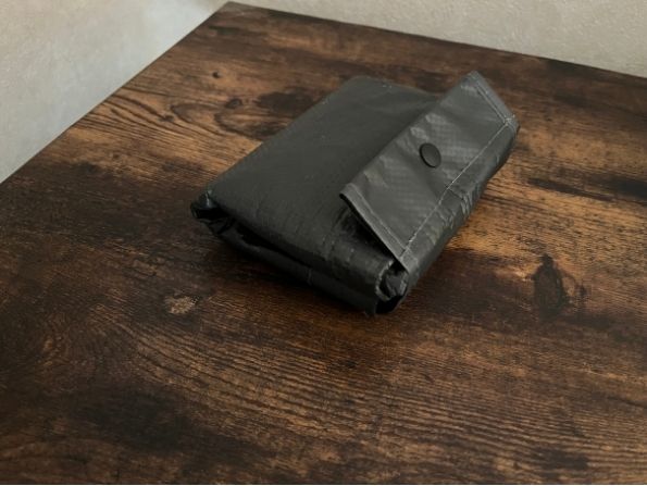 折りたたんでスナップボタンで留めた無印良品のポリプロピレンたためるミニトートバッグ
