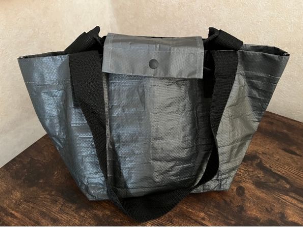 ナップボタンの留め具がついた無印良品のグレーのポリプロピレンミニトートバッグ外観