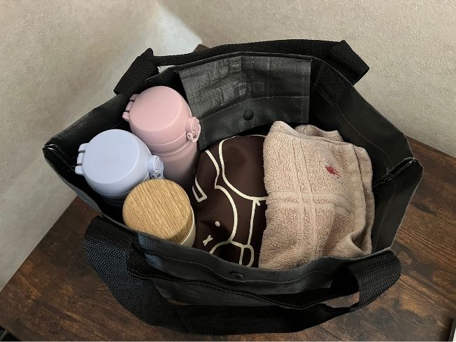 水筒3本と巾着ポーチ、タオルが綺麗に収まったミニトートバッグの上部からの全景